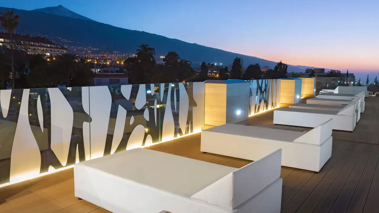 Taras wypoczynkowy w Atlantic Mirage Suites & Spa z widokiem na miasto
