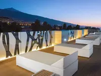 Taras wypoczynkowy w Atlantic Mirage Suites & Spa z widokiem na miasto
