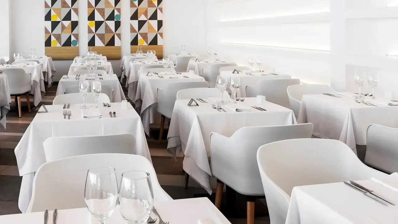 Elegancka restauracja w Atlantic Mirage Suites & Spa z białymi obrusami