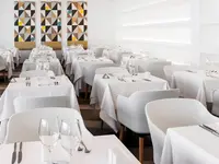 Elegancka restauracja w Atlantic Mirage Suites & Spa z białymi obrusami