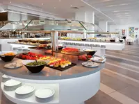 Bufet z jedzeniem w hotelu Atlantic Mirage Suites & Spa