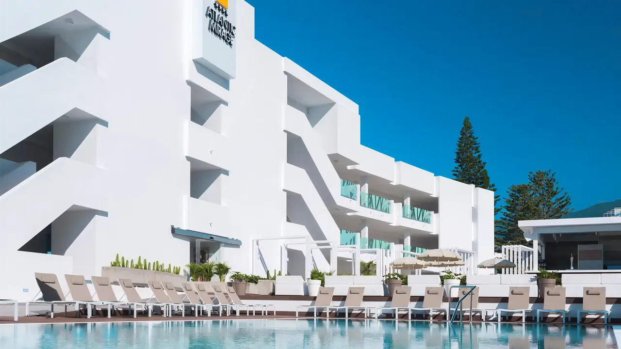 Basen z leżakami w Atlantic Mirage Suites & Spa