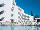 Basen z leżakami w Atlantic Mirage Suites & Spa