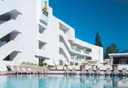 Basen z leżakami w Atlantic Mirage Suites & Spa