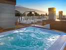 Prywatny jacuzzi na tarasie w Atlantic Mirage Suites & Spa