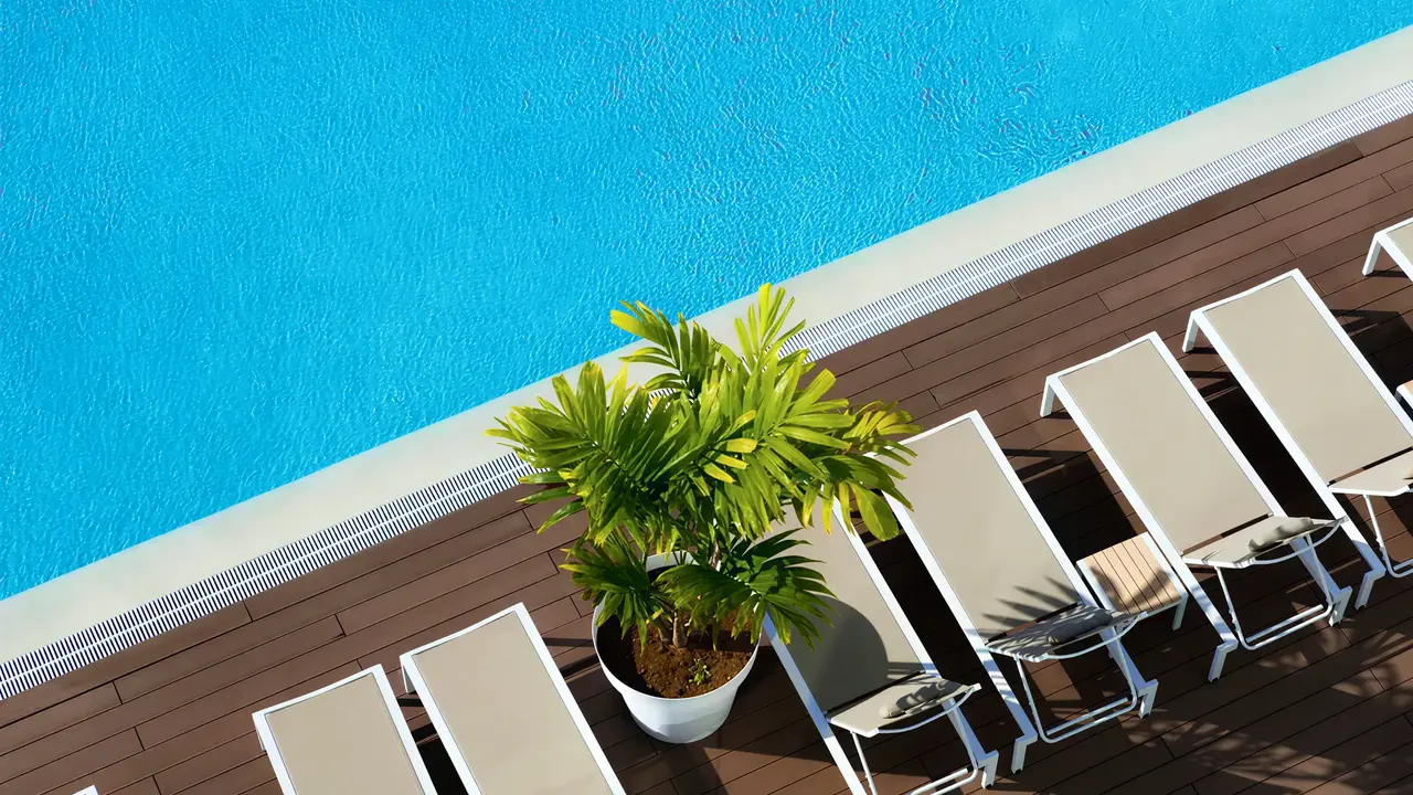 Basen i leżaki w Atlantic Mirage Suites & Spa