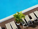 Basen i leżaki w Atlantic Mirage Suites & Spa