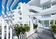 Biała fasada i wejście do Atlantic Mirage Suites & Spa