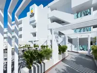Biała fasada i wejście do Atlantic Mirage Suites & Spa