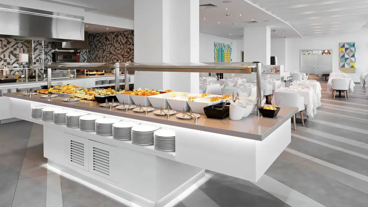 Bufet z jedzeniem w restauracji Atlantic Mirage Suites & Spa