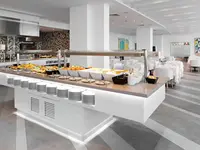 Bufet z jedzeniem w restauracji Atlantic Mirage Suites & Spa