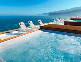 Jacuzzi z widokiem na morze w Atlantic Mirage Suites & Spa