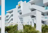 Elewacja i wejście do Atlantic Mirage Suites & Spa