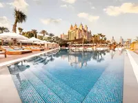Basen przy hotelu Atlantis The Palm