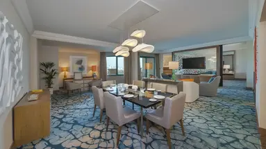 Salon i jadalnia pokoju w Atlantis The Palm