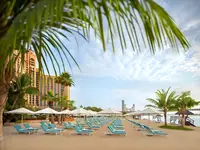 Leżaki na plaży przy Atlantis The Palm