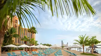 Leżaki na plaży przy Atlantis The Palm
