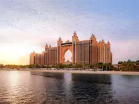 Widok na fasadę hotelu Atlantis The Palm