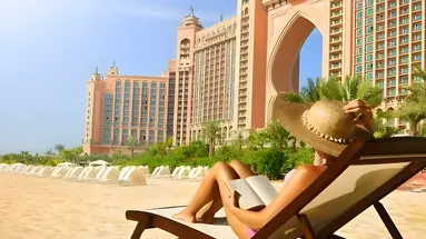 Leżaki na plaży przy Atlantis The Palm