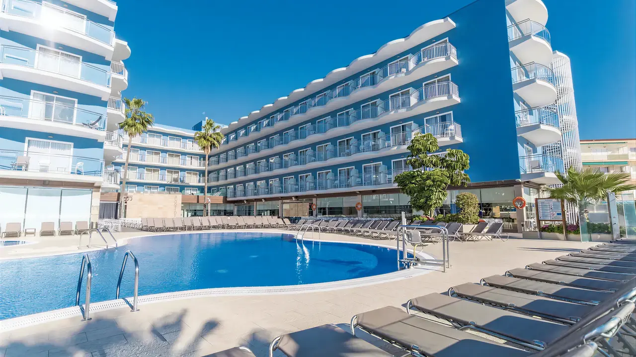 Basen i leżaki w hotelu Augustus