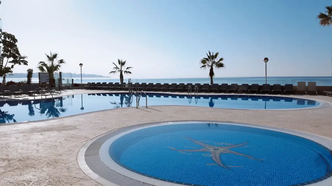 Baseny w hotelu Augustus z widokiem na morze