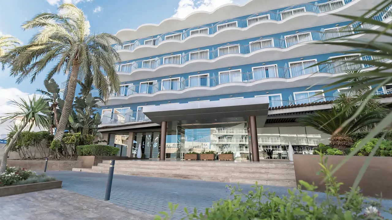Elewacja i wejście do hotelu Augustus