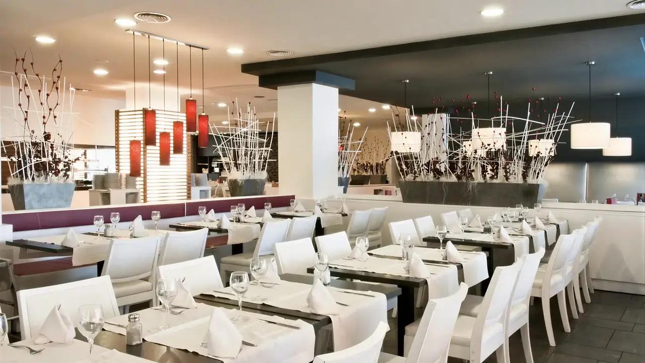 Restauracja w hotelu Augustus z białymi krzesłami