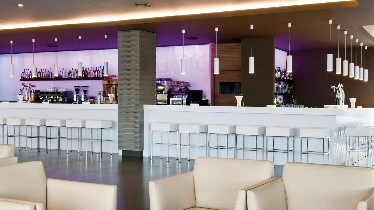Nowoczesny bar w hotelu Augustus