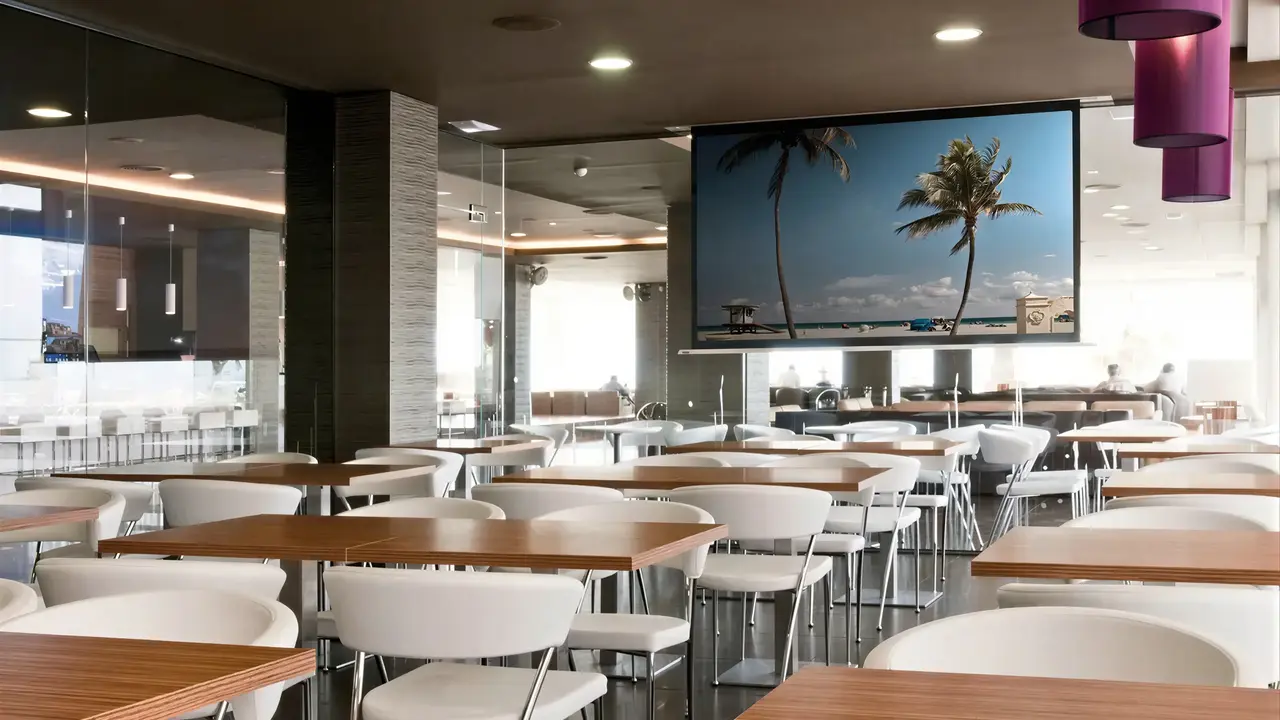 Restauracja w Augustus z dużym ekranem