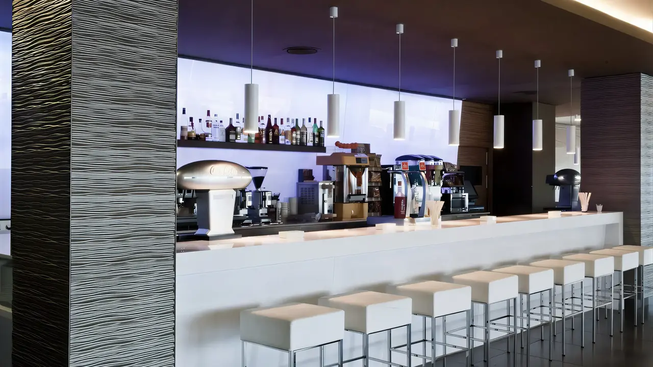 Nowoczesny bar w hotelu Augustus