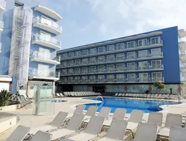 Basen i leżaki w hotelu Augustus