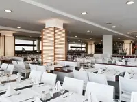 Nowoczesna restauracja w Augustus z białymi krzesłami