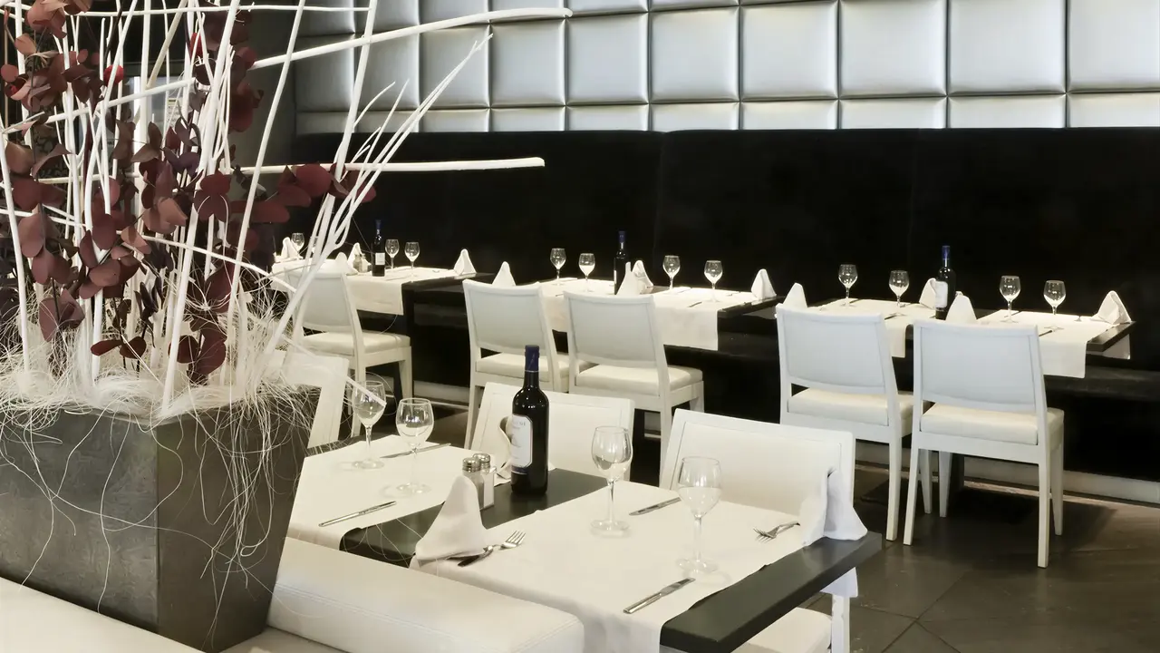 Elegancka restauracja w Augustus z białymi stołami