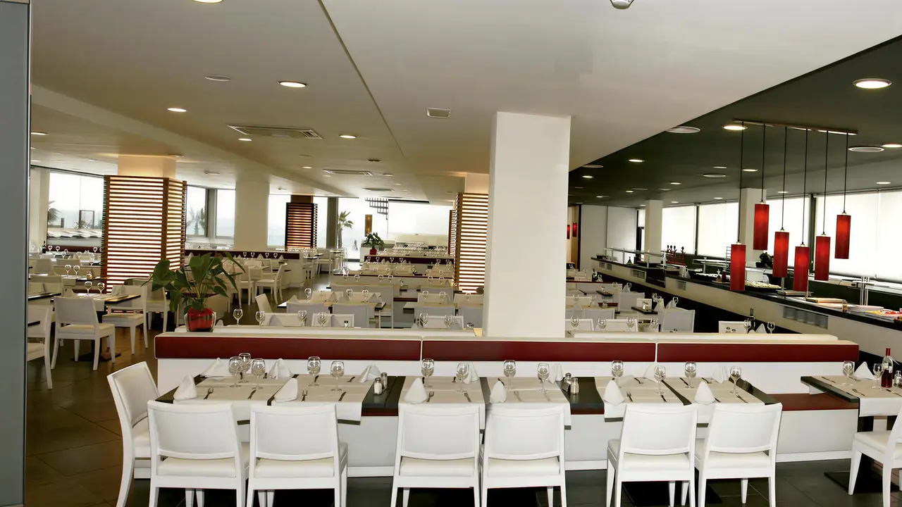 Restauracja w hotelu Augustus z białymi krzesłami