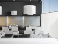 Nowoczesna restauracja w Augustus z białymi krzesłami