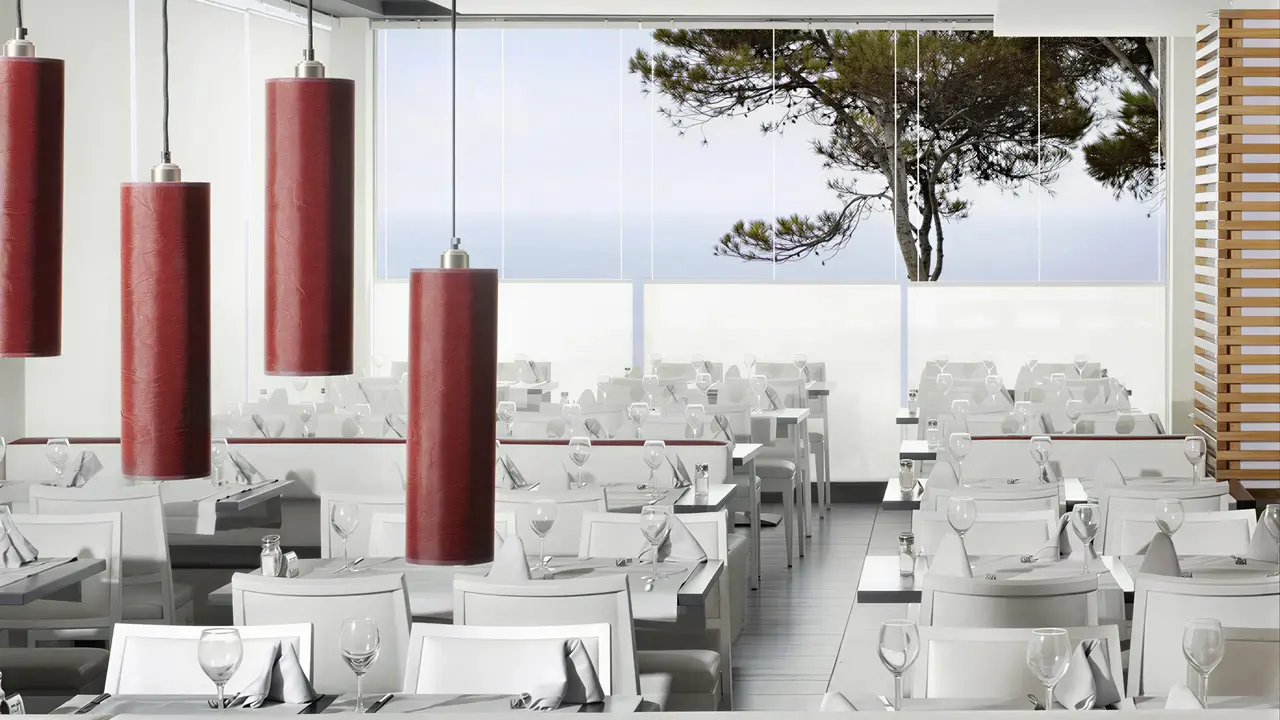 Nowoczesna restauracja w Augustus z białymi stołami