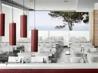 Nowoczesna restauracja w Augustus z białymi stołami