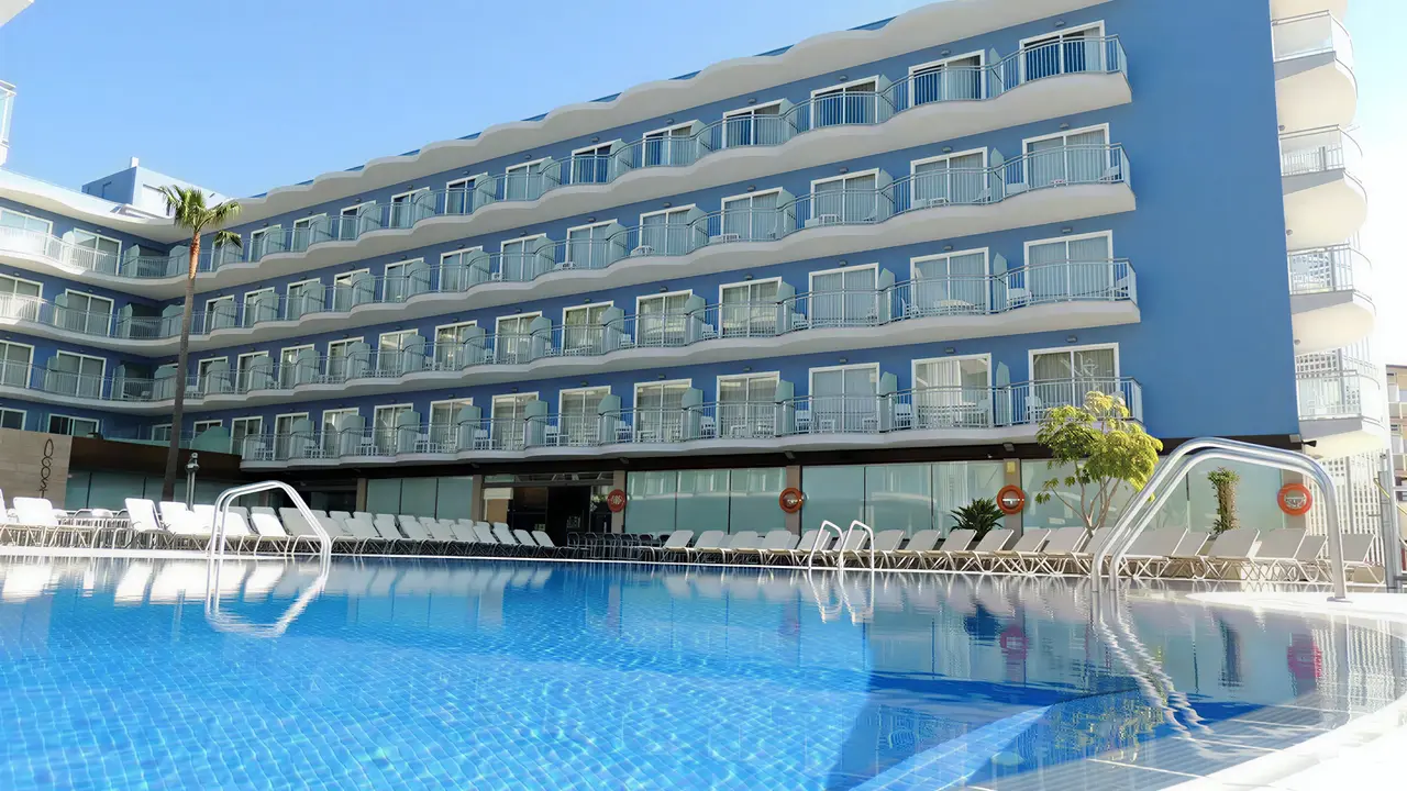 Basen przy budynku hotelu Augustus