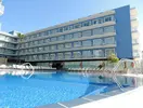 Basen przy budynku hotelu Augustus