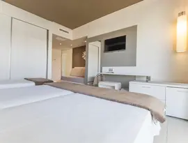 Nowoczesna sypialnia w hotelu Augustus