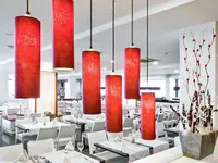 Restauracja w Augustus z czerwonymi lampami
