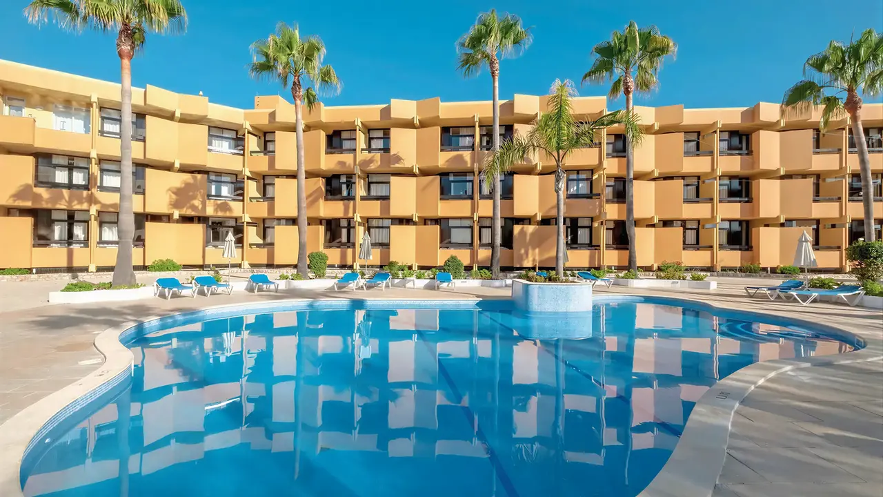 Basen i budynki w Auramar Beach Resort