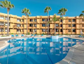Basen i budynki w Auramar Beach Resort