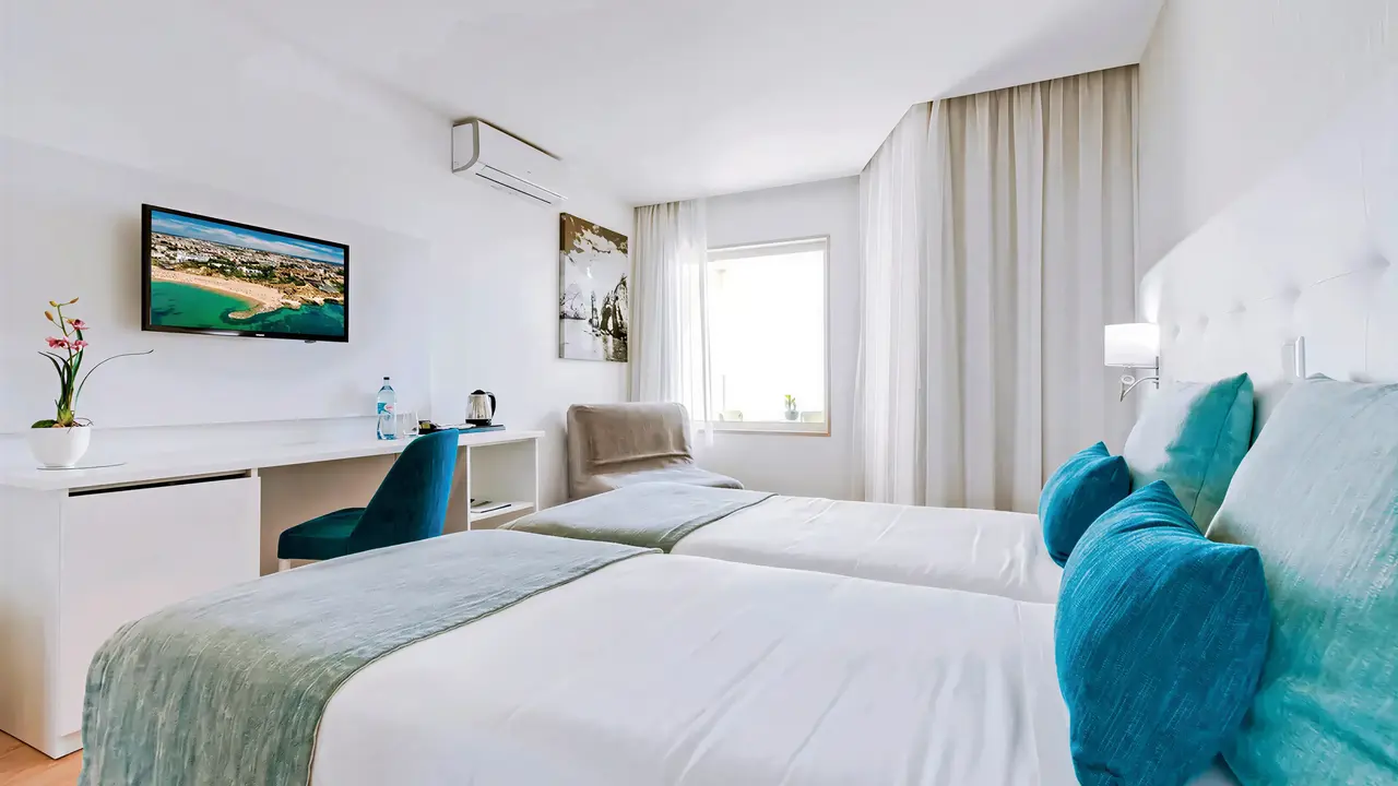 Jasny pokój z łóżkami w Auramar Beach Resort