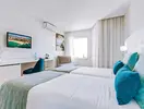 Jasny pokój z łóżkami w Auramar Beach Resort