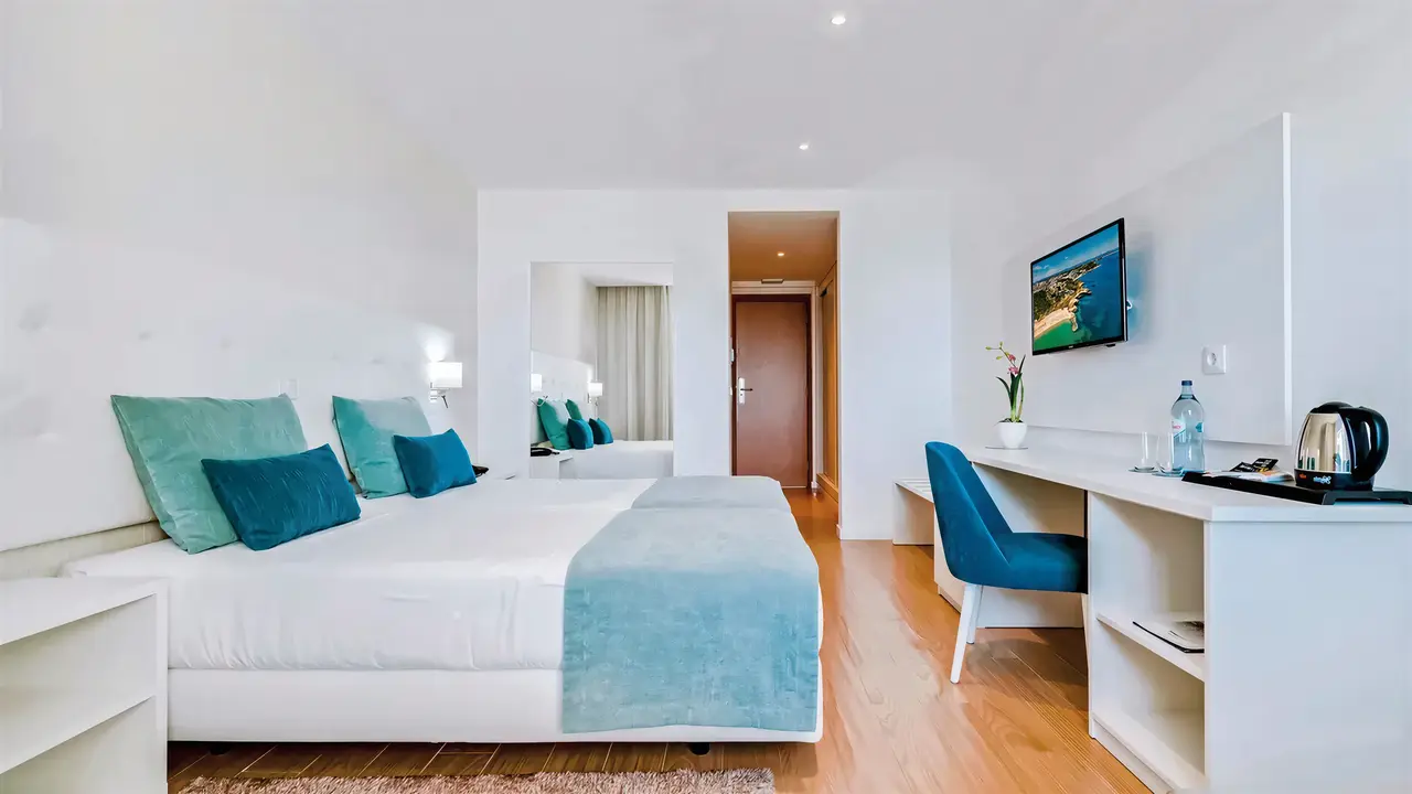 Nowoczesny pokój z łóżkiem w Auramar Beach Resort