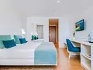 Nowoczesny pokój z łóżkiem w Auramar Beach Resort