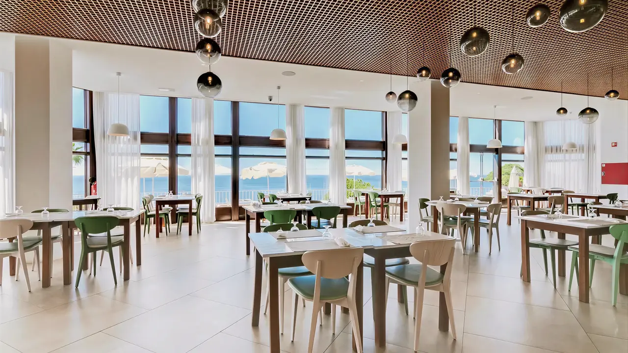 Jasna restauracja w Auramar Beach Resort z widokiem na morze
