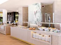 Bufet z jedzeniem w Auramar Beach Resort