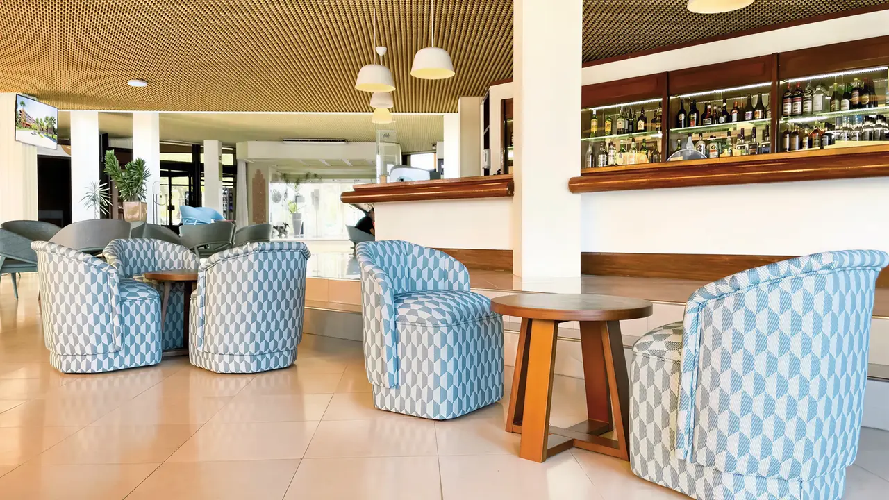 Bar z wygodnymi fotelami w Auramar Beach Resort